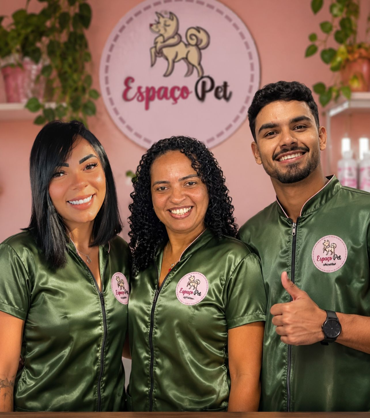Equipe do Espaço Pet com três profissionais uniformizados