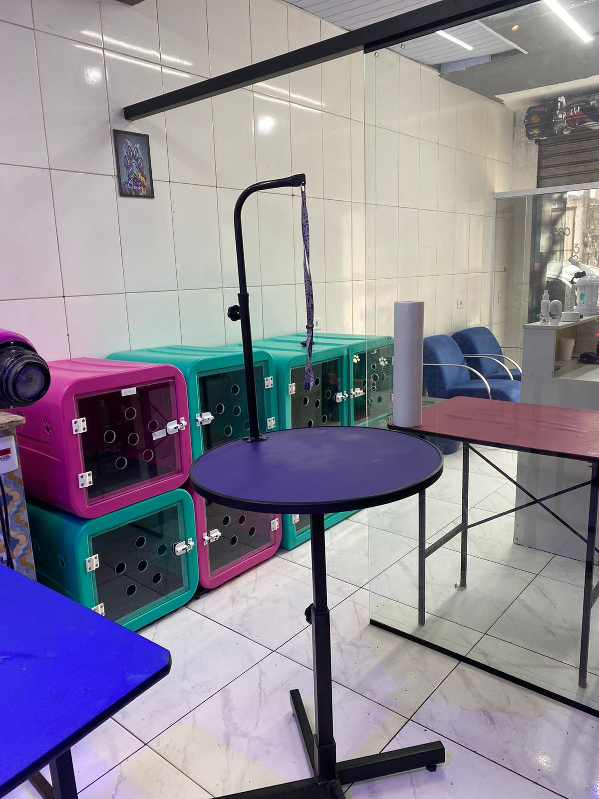 Área de tosa com caixas de transporte coloridas e mesa de trabalho